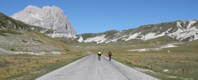 Giro d’Italia, ‘L’uomo a pedali’ e la strada per Rigopiano