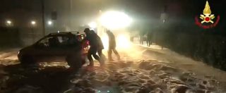 Copertina di Sembra inverno, grandinata record a Varese. 30 centimetri di ghiaccio sul manto stradale, auto intrappolate e vigili al lavoro