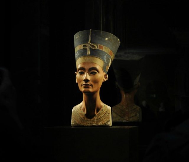 Nefertiti, la tomba non c’è ma la visibilità è assicurata
