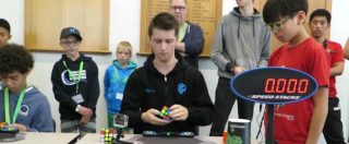 Cubo di Rubik, il 22enne australiano batte tutti i record del mondo. L’esultanza del giovane campione è imperdibile