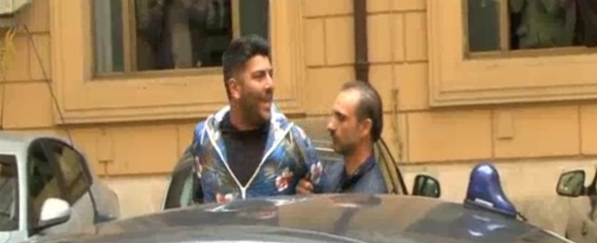 Copertina di Raid Casamonica, il blitz della polizia. Uno degli arrestati a giornalisti e fotografi: “Infami, maledetti, pezzi di merda”