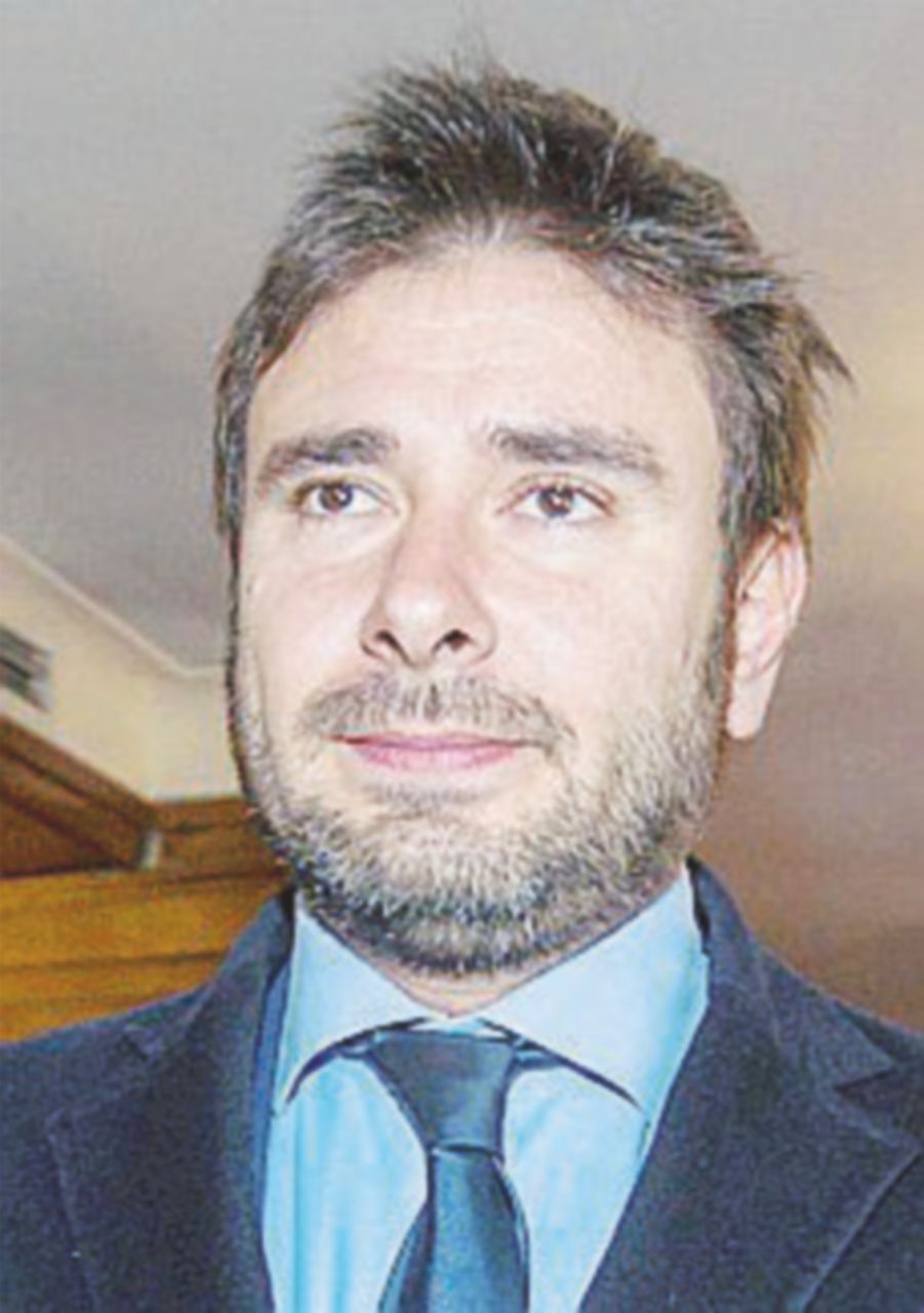 Riecco Di Battista: “Chi dà la fiducia tradisce la Patria” Riecco Di Battista: “Chi dà la fiducia tradisce la Patria”