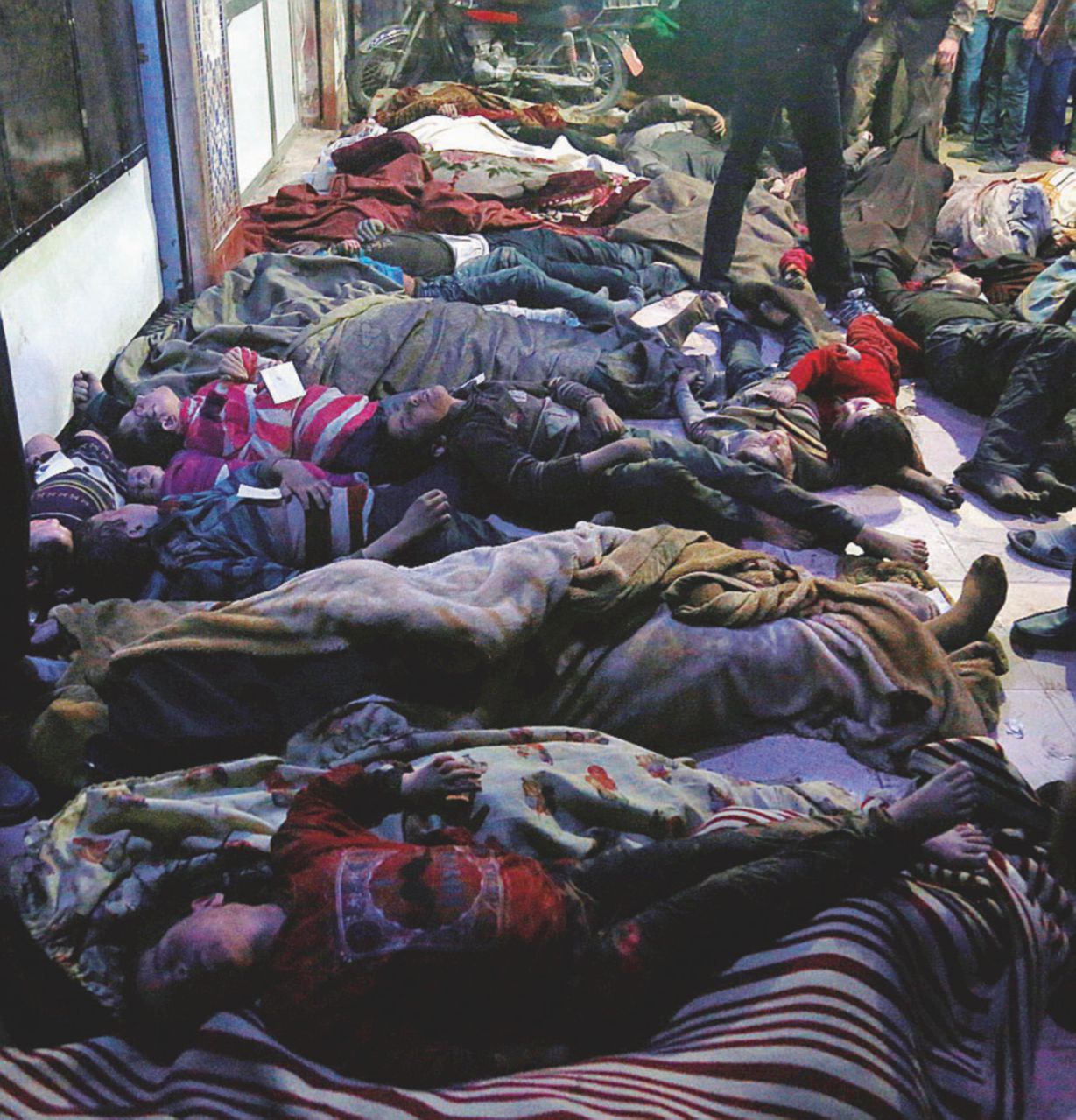 È stato il regime o i ribelli? - I corpi ammassati a Douma - Ansa Siria, la verità della strage chimica nei morti nascosti