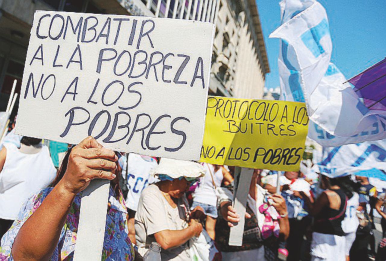 Programma incompiuto - Una manifestazione contro la povertà a Buenos Aires: i buoni propositi del presidente Macri sono rimasti disattesi - LaPresse Inflazione e delusione l’Argentina ha paura di un nuovo crac