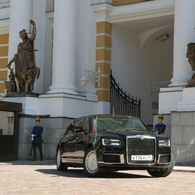 Copertina di E Putin va a giurare sulla limousine “autarchica” – FOTO
