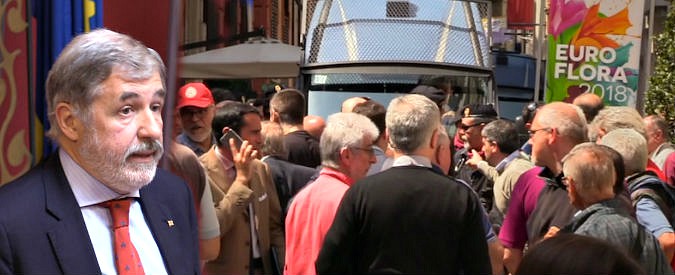 Copertina di Genova, consigliere alla commemorazione di estrema destra: proteste in Comune. Sindaco: “Io antifascista? Non rispondo”