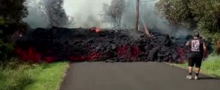 Copertina di Hawaii, la lava inghiotte la strada. Ancora emergenza per il vulcano Kilauea: 10mila evacuati