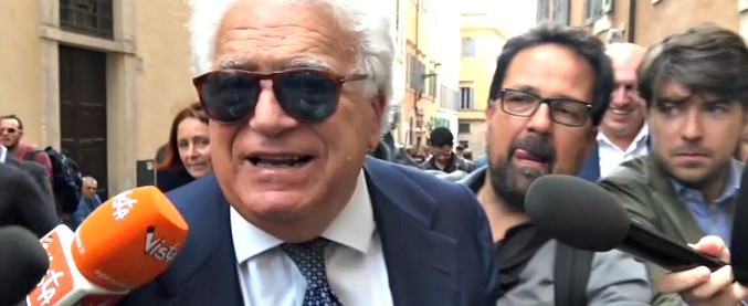 Copertina di Governo, Verdini: “Voto a luglio? Servirebbe fare le cabine elettorali al mare…”. E scherza con Crosetto sulla legge elettorale