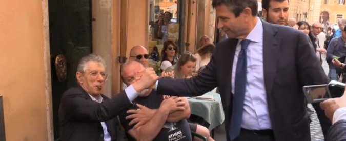 Copertina di Governo, Bossi: “Sì a intesa Lega-M5s. Berlusconi ha voluto cedere per far partire l’esecutivo”. E lancia Giorgetti premier