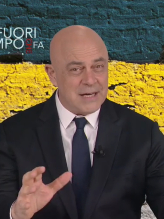 Copertina di Governo, Crozza: “Quest’estate prenotiamo sdraio, ombrellone e cabina elettorale”