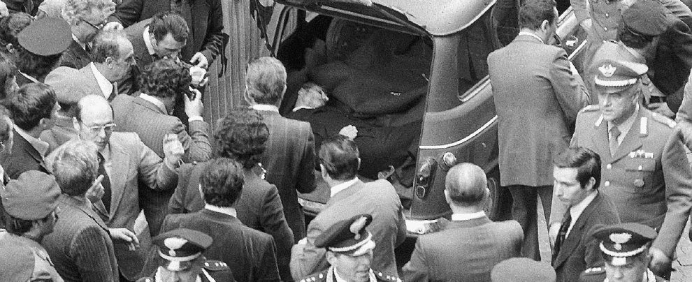 9 maggio, la fine - Il cadavere di Aldo Moro nella Renault 4 rossa in via Caetani - LaPresse Gladio-Br, la fuga di notizie e lo Stato “contro Moro”