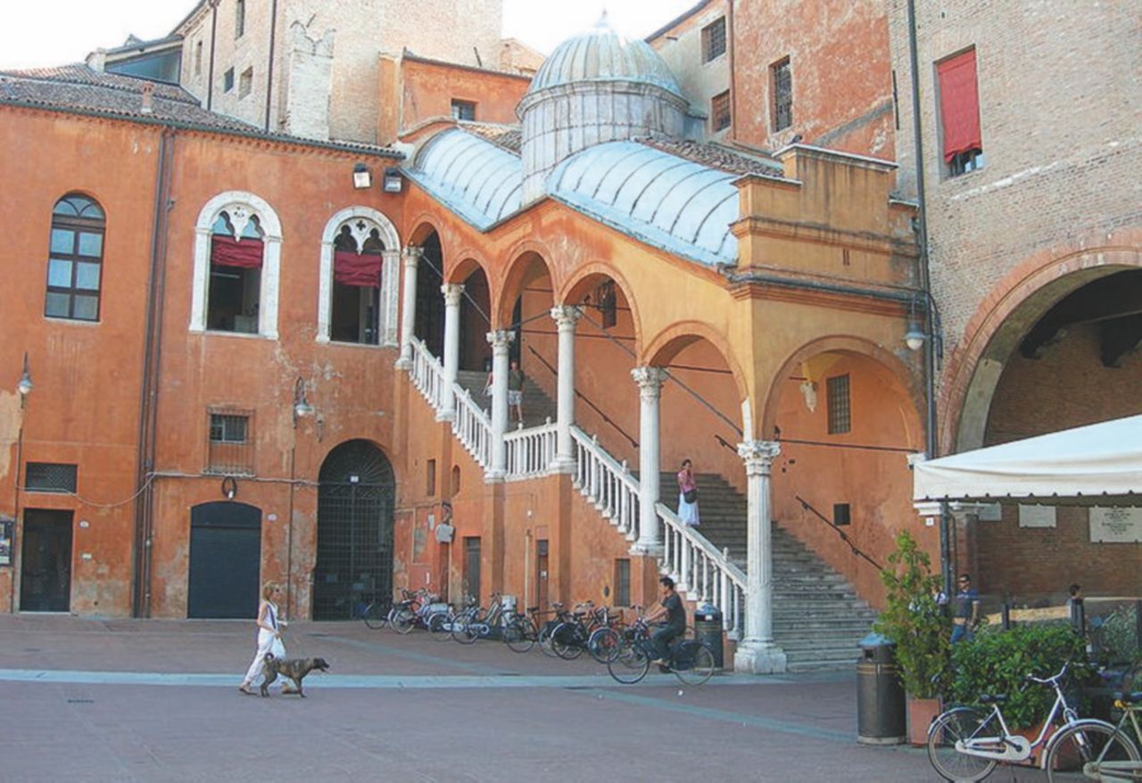 Copertina di Ferrara “casa per casa”, tra lustri fobie e il cadavere di Federico