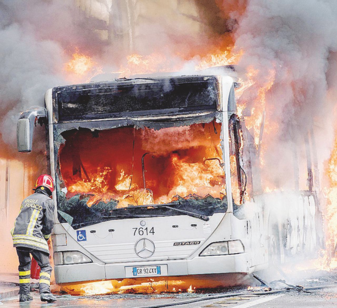 In fiamme - L’autobus della linea 63 ieri in via del Tritone a Roma - Ansa Autobus vecchi e debiti. A Roma l’Atac va in fumo