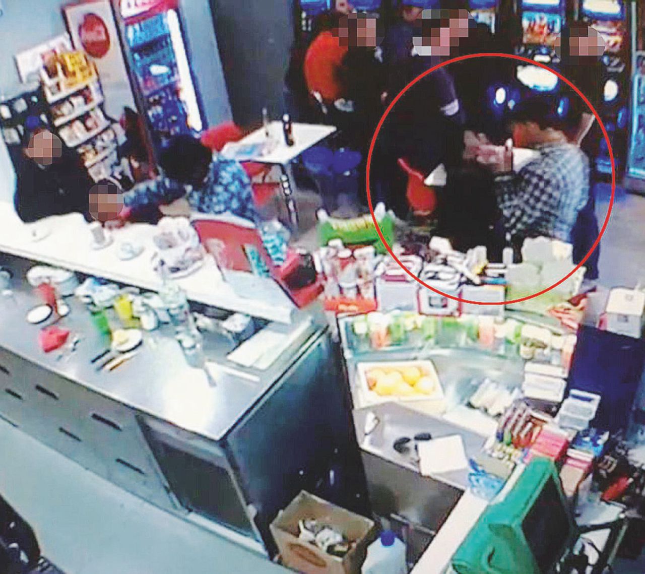 Romanina - Il Roxy Bar di via Barzilai, dove è avvenuto il raid punitivo dei Casamonica-Di Silvio - Ansa Raid nel bar: quattro arresti. Il gip: “Casamonica mafiosi”