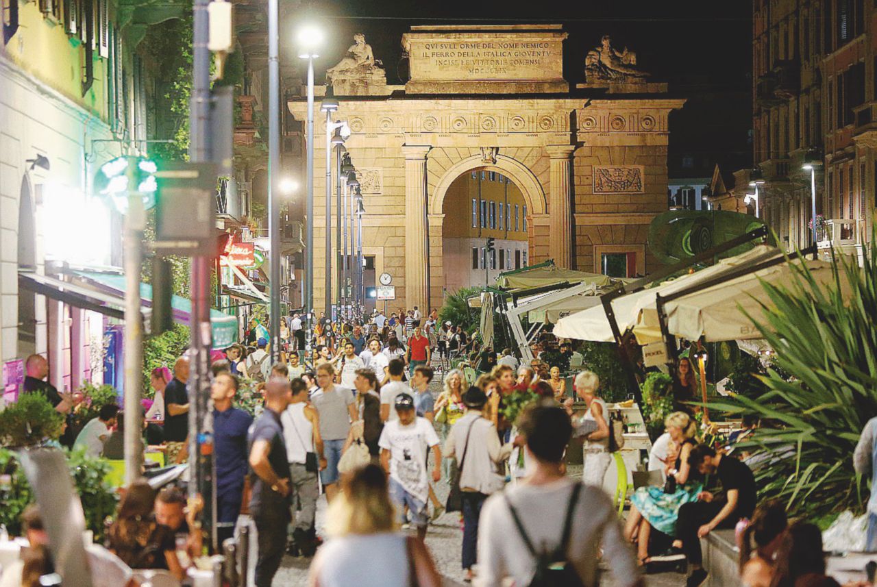 La notte milanese - La zona affollata dei locali di Corso Como - LaPresse Milano, vita da pusher-rider: “Ne ho una valanga in mezz’ora la porto”