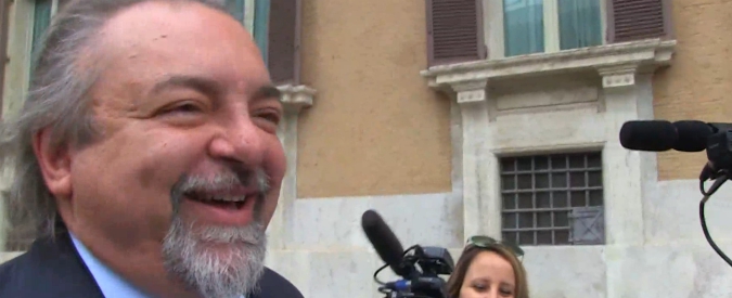 Copertina di Governo, Giarrusso: “No a esecutivo politico con Forza Italia. Pattuglia di M5s a favore di uno tecnico? Scemenze”