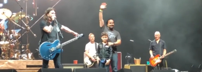 Copertina di Foo Fighters, Dave Grohl invita sul palco un bambino di 8 anni. E quello che fa alla batteria sbalordisce tutti