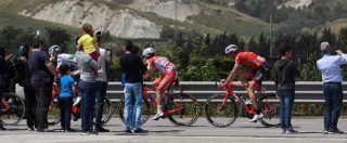 Copertina di Giro d’Italia, auto forza barriere e investe motociclista del servizio d’ordine: ricoverato in gravi condizioni