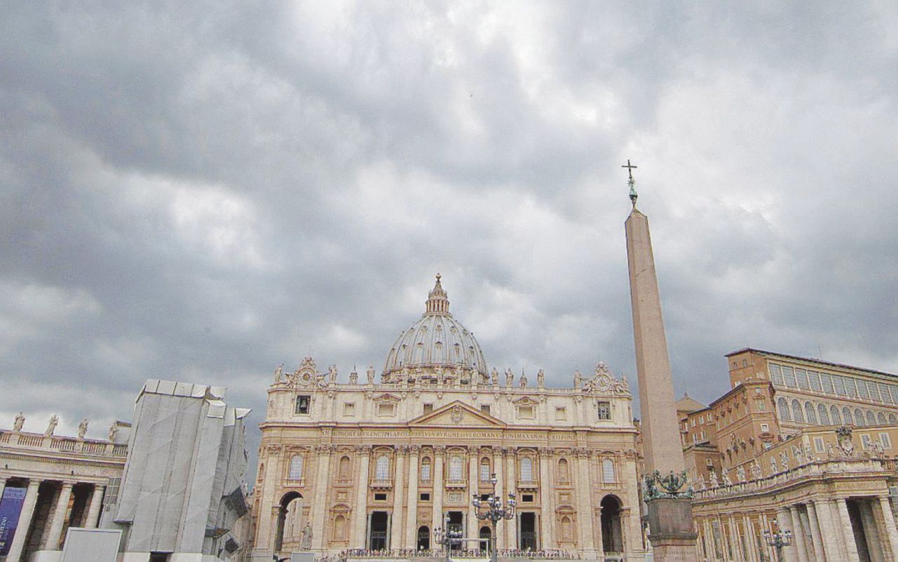 Stato Pontificio - Veduta della piazza e della Basilica di San Pietro - Ansa Blindati i conti Ior. Il Vaticano respinge i sequestri italiani