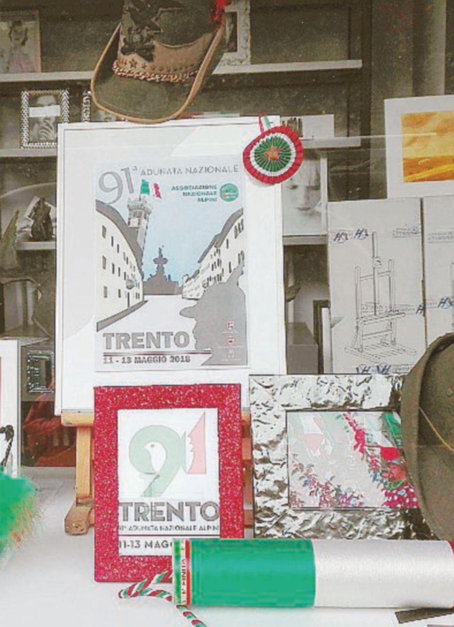 In città - Souvenir a tema - Ansa “Il cappello è insanguinato”. A Trento anarchici e tirolesi contro l’adunata degli alpini