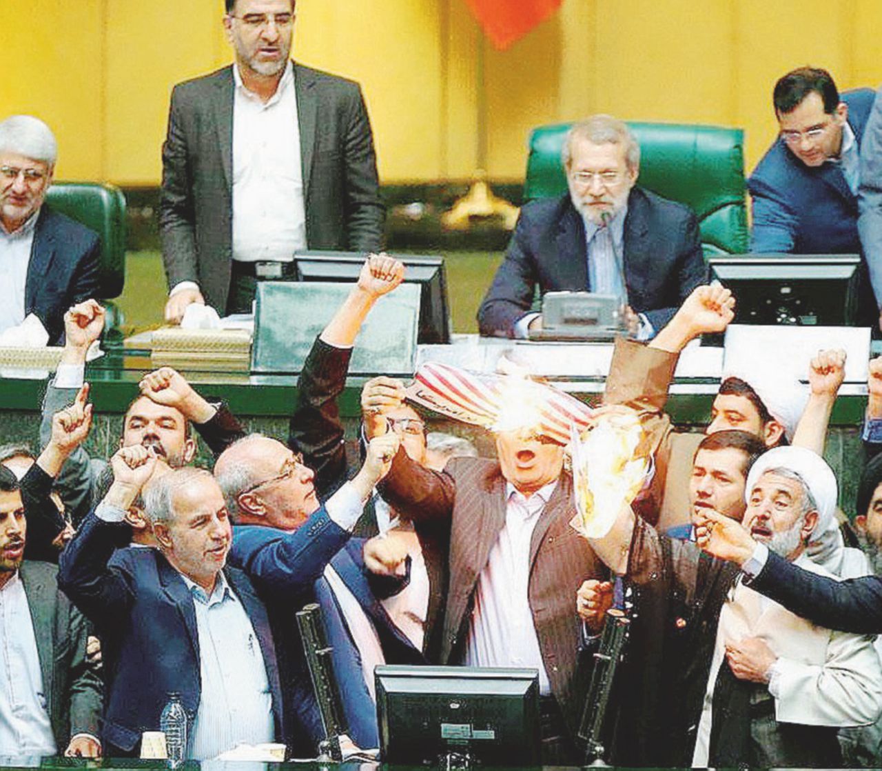 Vessillo di Satana - Parlamentari iraniani bruciano la bandiera Usa - Ansa Dal Marocco all’Iraq la sfida a Risiko degli ayatollah