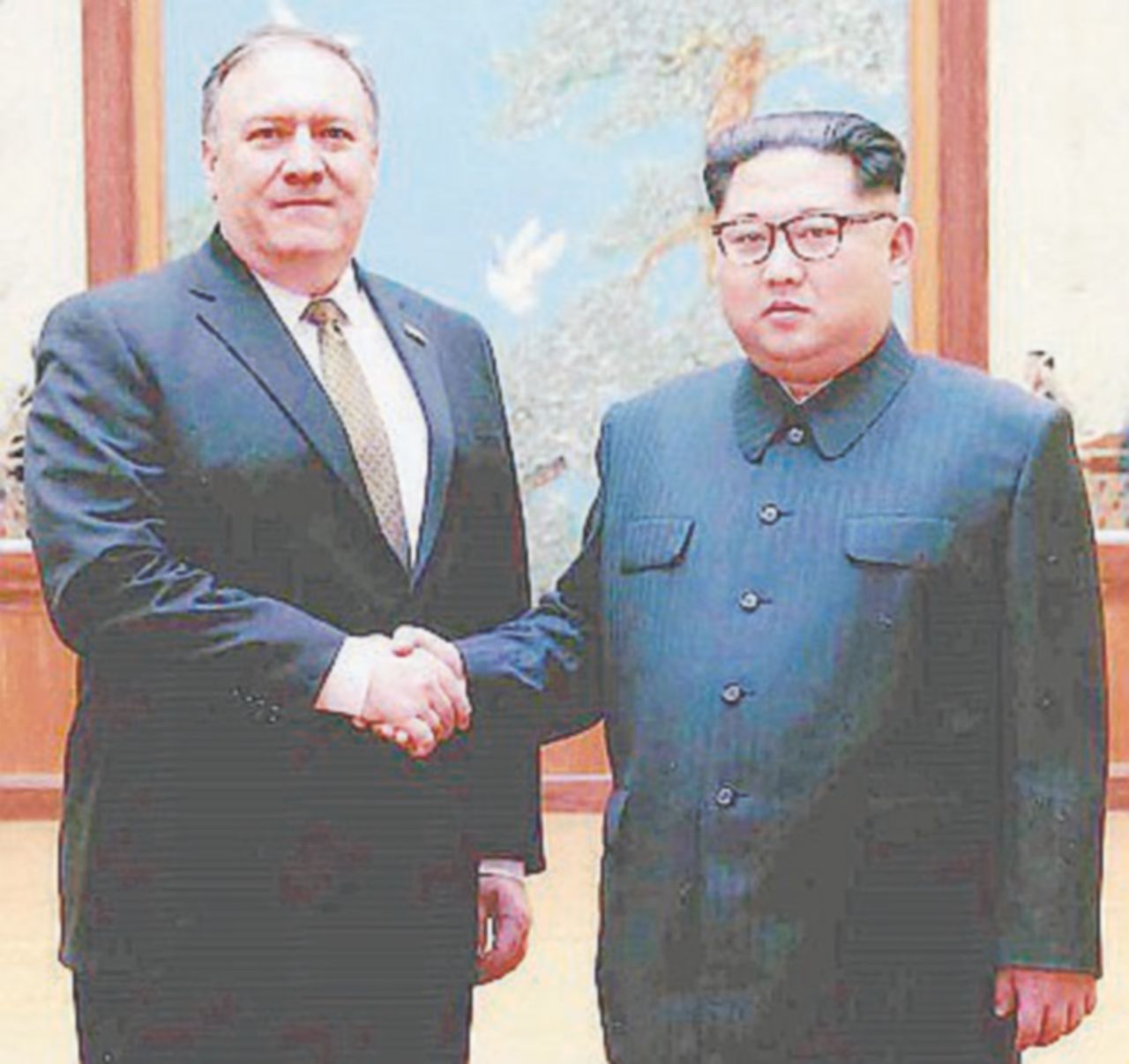 - Stretta di mano tra il Segretario di Stato Usa e Kim - Ansa Kim incontra Pompeo e libera tre ostaggi statunitensi