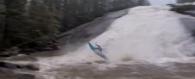 Copertina di Quando il kayak diventa estremo: il canoista è un siluro e l’atterraggio dalle rapide è da urlo