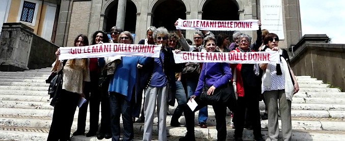 Copertina di Casa delle donne, protesta in Campidoglio: “Ci accusate di non fare impenditoria, ma noi siamo no-profit per principio”