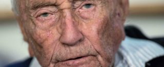 Copertina di Svizzera, 104enne australiano sano e lucido muore col suicidio assistito. “Fish and chips prima dell’iniezione letale”