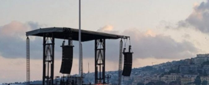 Liberato, in 20mila a Napoli per il concerto del rapper senza volto: chi c’era (e come è stato)