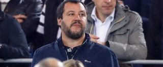 Salvini allo stadio per vedere il Milan. Cappellino rossonero e giacca del brand di riferimento di Casapound