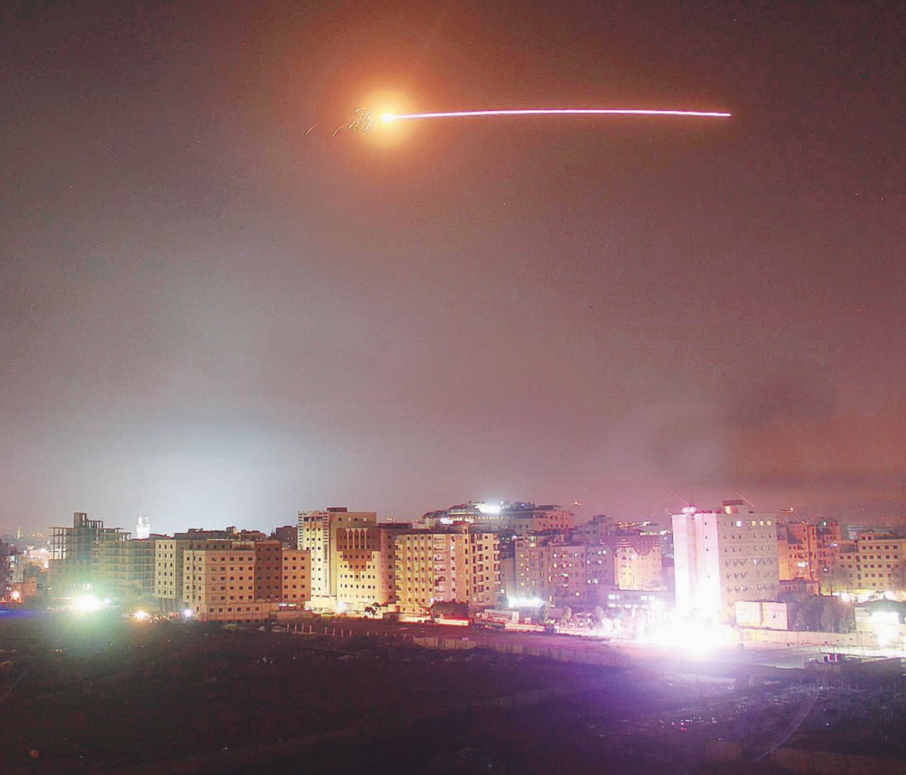 Cometa letale - Un missile della difesa anti-aerea siriana solca il cielo di Damasco per colpire gli ordigni israeliani - Ansa Israele-Iran: guerra aperta sulle macerie della Siria