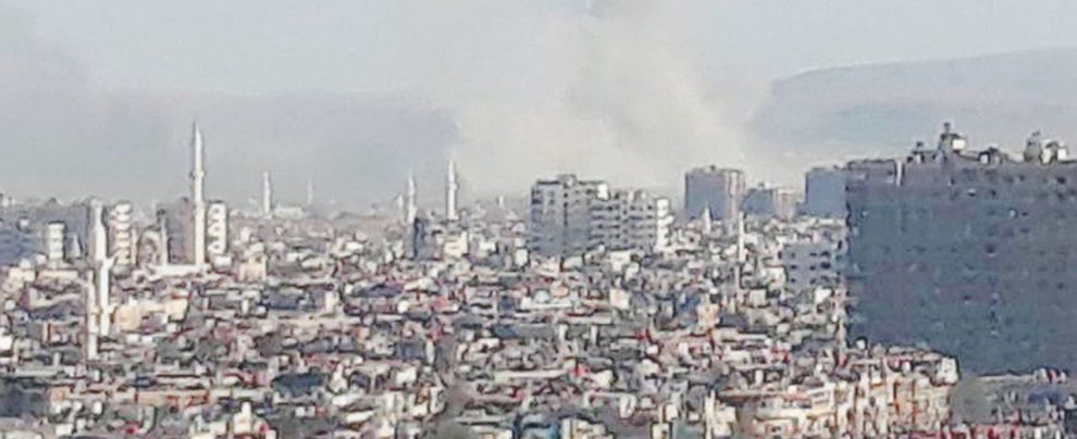 Nuvole mortali - Gli attacchi nel quartiere di Yarmouk fotografati da Damasco e Bashar al Assad - Ansa Damasco, jeans e niqab tra bombe e realtà