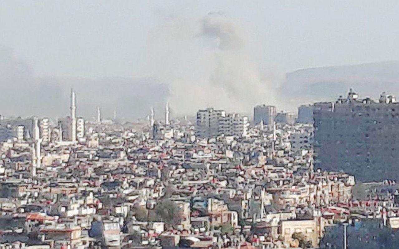 Nuvole mortali - Gli attacchi nel quartiere di Yarmouk fotografati da Damasco e Bashar al Assad - Ansa Damasco, jeans e niqab tra bombe e realtà