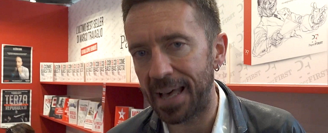 Copertina di M5s, Scanzi al Salone del Libro a Torino: “Ok se fanno due o tre cose e poi al voto. Coi diktat di Berlusconi rischiano di morire”