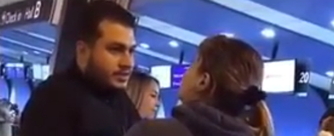 Copertina di Scopre il marito mentre sta per prendere il volo con l’amante. La vendetta della moglie tradita è spietata