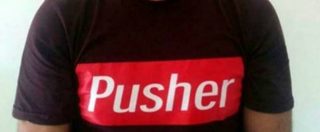 Copertina di Brindisi, indossa una maglietta con scritto “pusher”. E lo è davvero: nella sua auto trovato mezzo chilo di droga. Arrestato