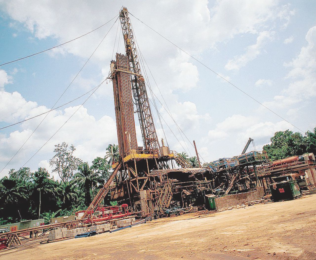 I giacimenti - Un impianto per l’estrazione del petrolio in Nigeria. Nel Paese lavora la controllata Naoc - Ansa L’Eni e le minacce di morte al prete che difende il Niger