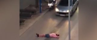 Copertina di Finge di dormire in mezzo alla strada, ma lo scherzo di questo turista inglese finisce davvero male