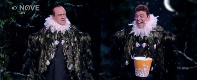 Copertina di Crozza-Renzi e Crozza-Berlusconi sono avvoltoi sul fiume: “Aspettiamo il cadavere del governo…”. Il finale è epico