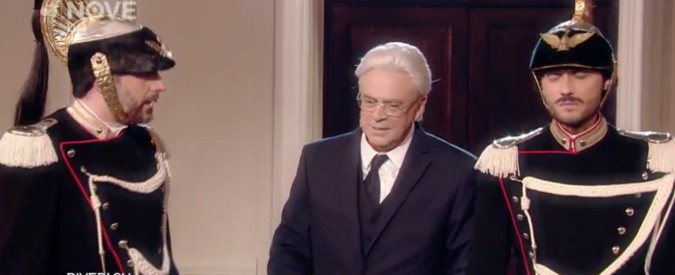 Copertina di Crozza-Mattarella e le “groupies parlamentari”, dalla gioia alla brace: “Avete visto che bluff?”. Poi la triste realtà