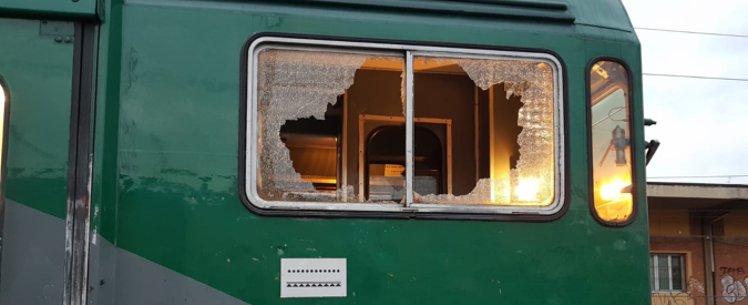 Copertina di Trenord, schiaffi e spintoni a una capotreno sulla tratta Milano-Como. E a Greco Pirelli convoglio preso a sassate
