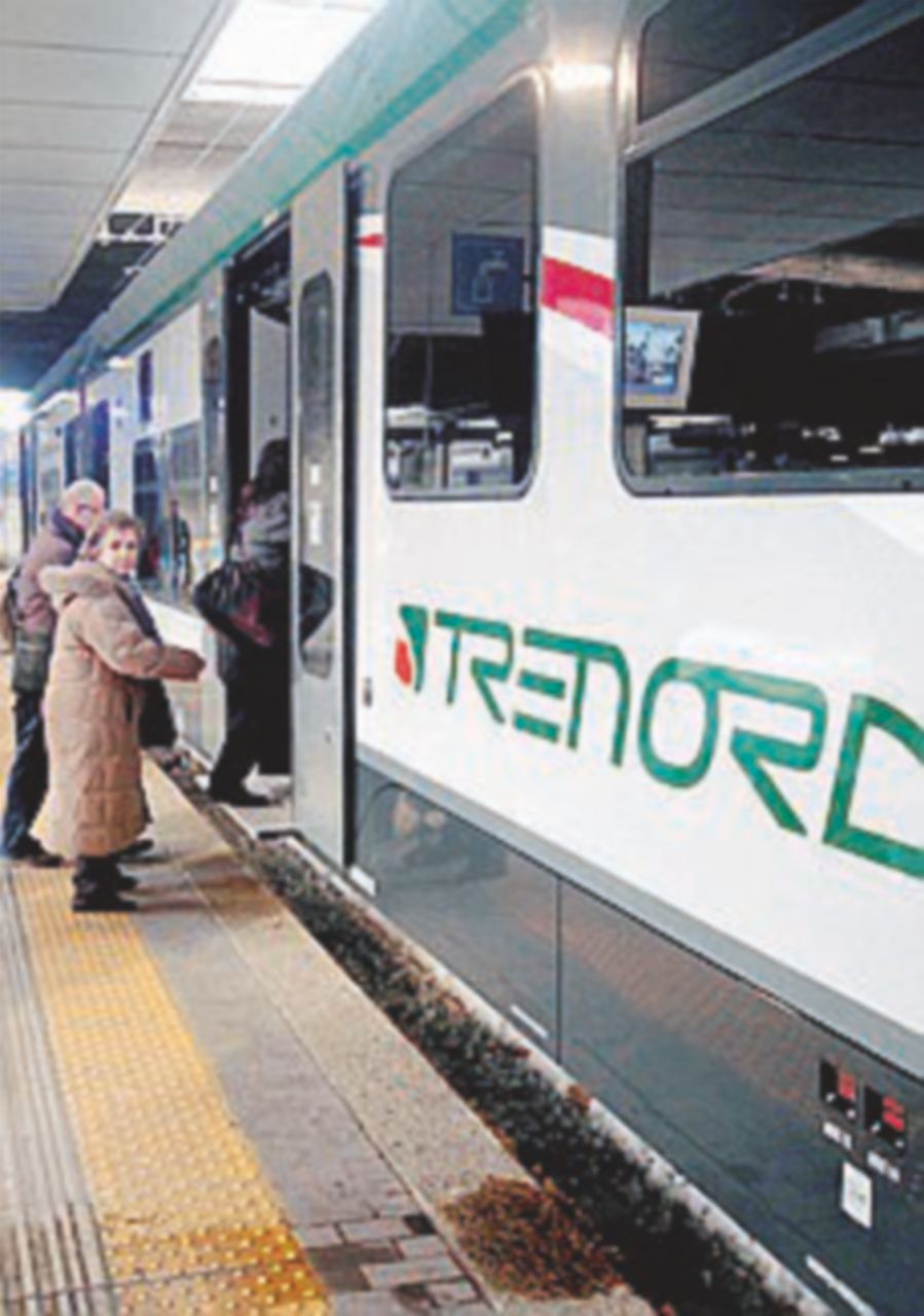 Copertina di Una giornata Trenord: schiaffi ai controllori e sassate ai convogli