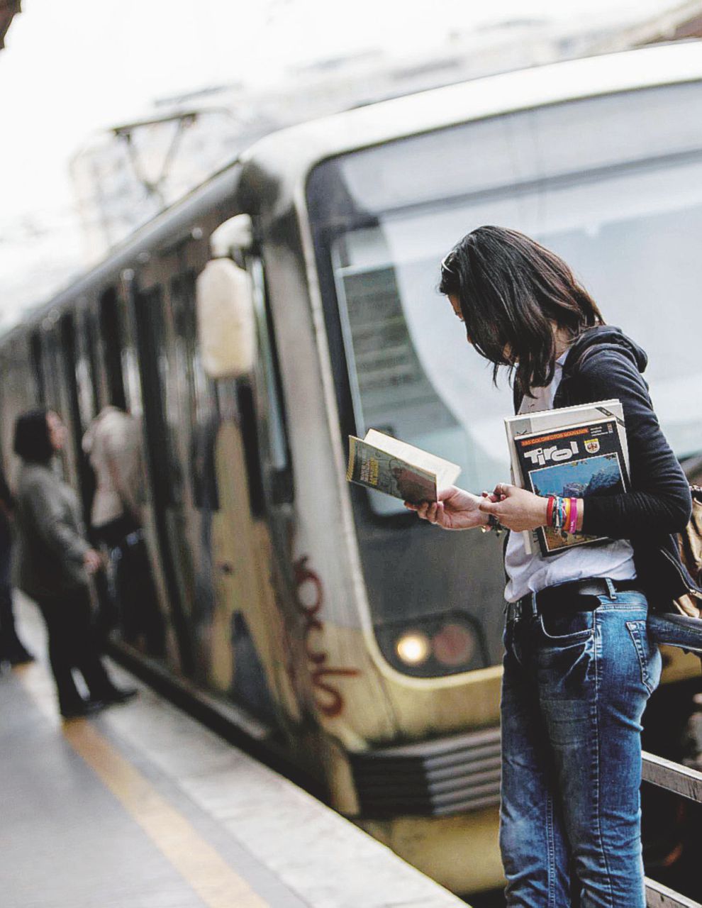 Copertina di “Caro amico del bus, metti via il cellulare e riprenditi un libro”