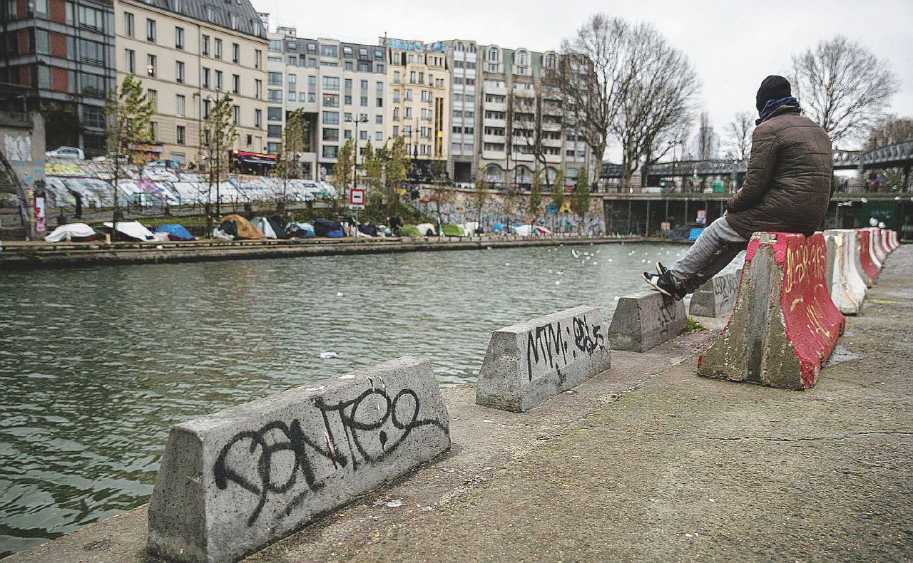 Copertina di Migranti, com’è triste Parigi: sembra la “giungla” di Calais
