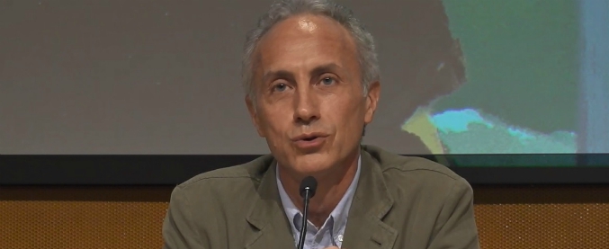 Copertina di Berlusconi riabilitato, Travaglio: “Se accadesse al mostro di Firenze resterebbe tale. Così per l’ex Cav: rimane un delinquente”