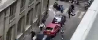 Copertina di Parigi, assalitore uccide un uomo e ferisce otto persone a coltellate. La fuga dei passanti