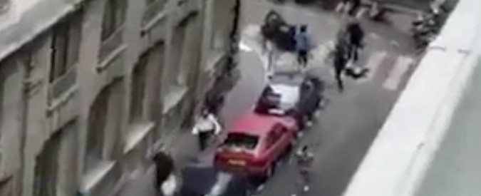 Copertina di Parigi, assalitore uccide un uomo e ferisce otto persone a coltellate. La fuga dei passanti