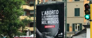 Roma, il manifesto: “L’aborto è la prima causa di femminicidio”. Commissione Commercio: “A breve sarà rimosso”