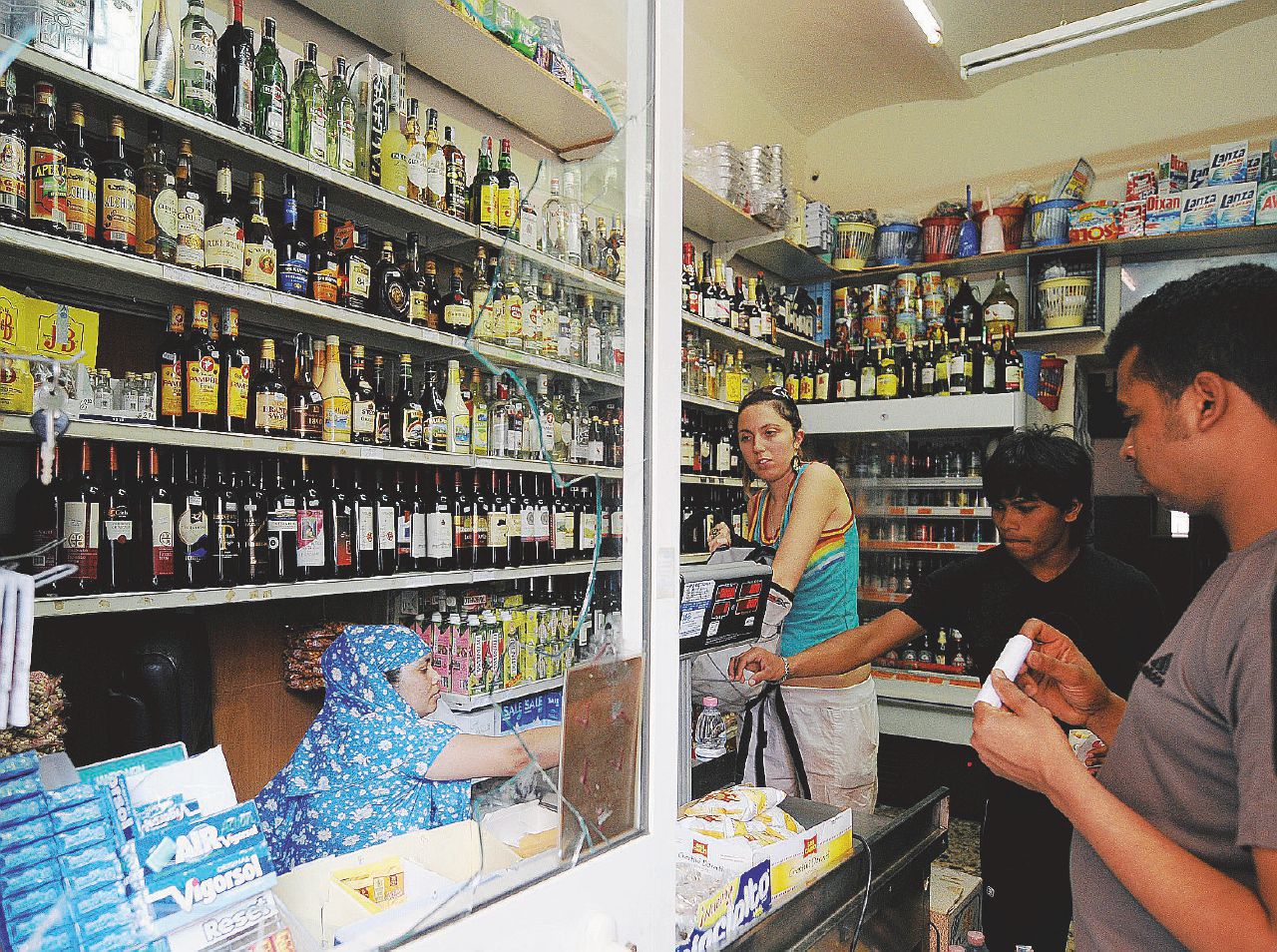Aperto h24 - Un negozio “bangla” di Roma che vende a prezzi stracciati alcolici e cibo - Ansa Comuni, stretta anti-movida e crociate “anti-bangla”